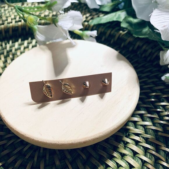 Lucky Brand 2 pairs of gold stud earrings - Picture 2 of 4